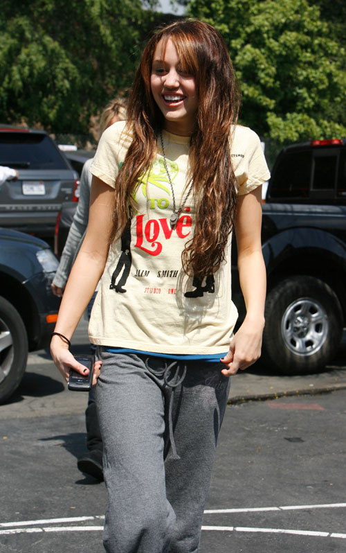 miley-cyrus-lunch-438-4.jpg